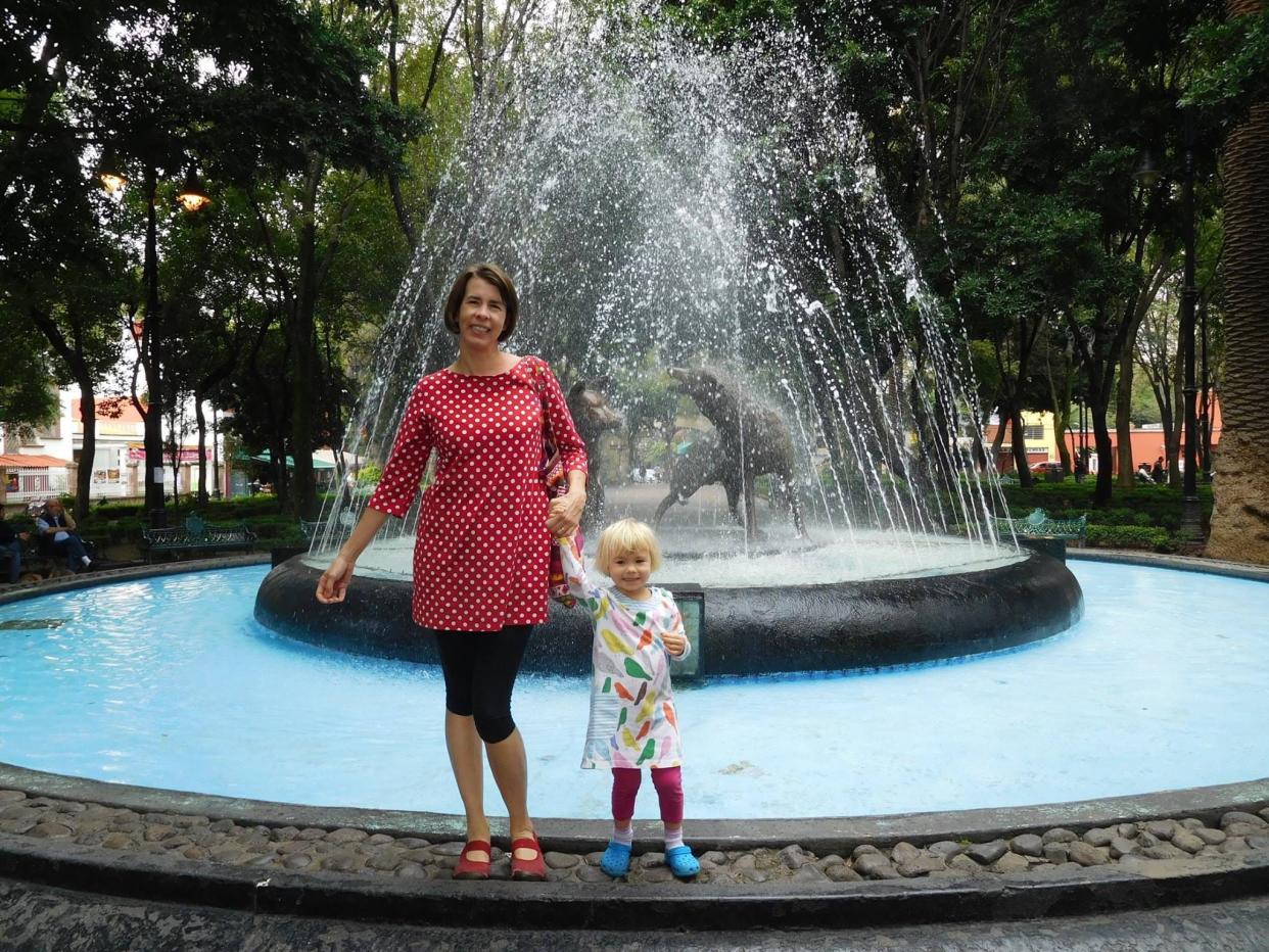 Sari Fordham and her daughter by a fountain