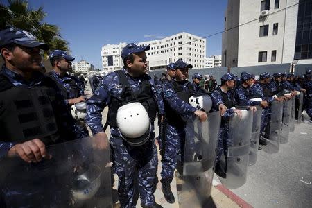 Palestinian policemen stand guard during a protest by teachers demanding better pay and conditions, in the West Bank city of Ramallah March 7, 2016. Picture taken March 7. REUTERS/Mohamad Torokman