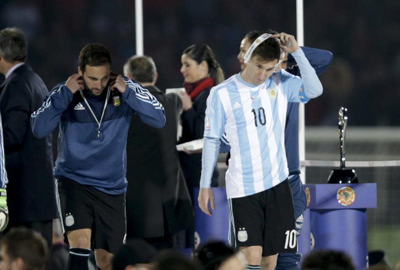 Lionel Messi se saca la medalla de plata tras el segundo puesto en la Copa América 2015.