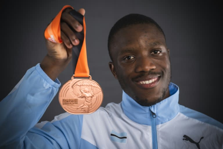 Le Botswanais Letsile Tebogo avec sa médaille de bronze conquise sur 200 m lors des Championnats du monde de Budapest en 2023 (ANDREJ ISAKOVIC)