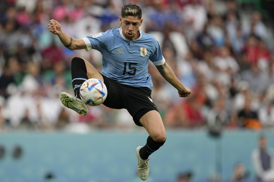 El volante uruguayo Federico Valverde domina el balón durante el partido contra Corea del Sur por el Grupo H del Mundial en Al Rayán, Qatar, el jueves 24 de noviembre de 2022. (AP Foto/Martin Meissner)