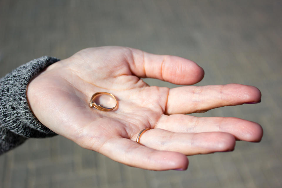 Eine beliebte Touristenfalle: Neben einem Passanten ein Ring "finden" und ihn dann an den Ahnungslosen verkaufen. (Symbolbild) - Copyright: bin kontan / getty images