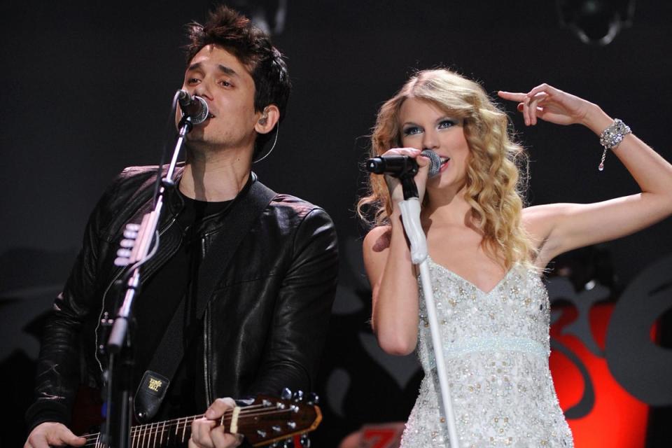 Taylor Swift and John Mayer perform during the Z100's Jingle Ball 2009 (Getty Images)