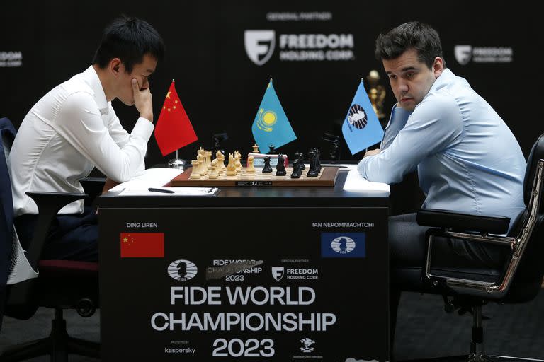 Ding Liren de China, izquierda, e Ian Nepomniachtchi de Rusia durante el Campeonato Mundial de Ajedrez de la FIDE en Astana, Kazajstán