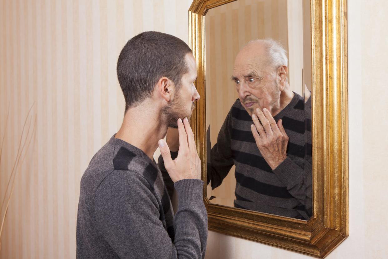 <a href="https://www.shutterstock.com/es/image-photo/young-man-looking-older-himself-mirror-222319102" rel="nofollow noopener" target="_blank" data-ylk="slk:tommaso lizzul/shutterstock;elm:context_link;itc:0;sec:content-canvas" class="link ">tommaso lizzul/shutterstock</a>