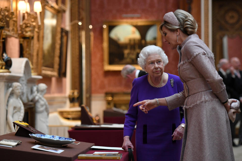 <p>El recorrido fue en el Palacio de Buckingham.<br>Chris J Ratcliffe/Pool via REUTERS </p>