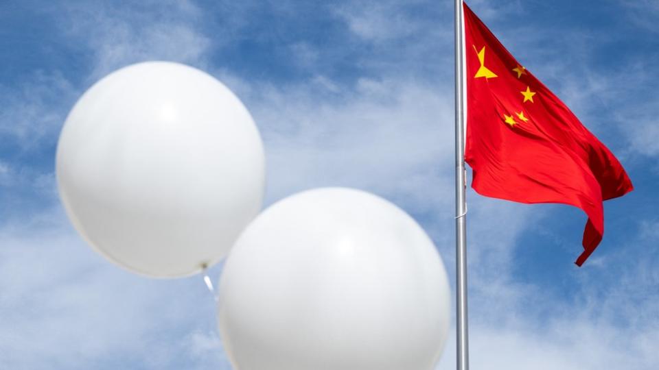 華盛頓中國駐美國大使館外示威者飄起白色大型氣球（15/2/2023）
