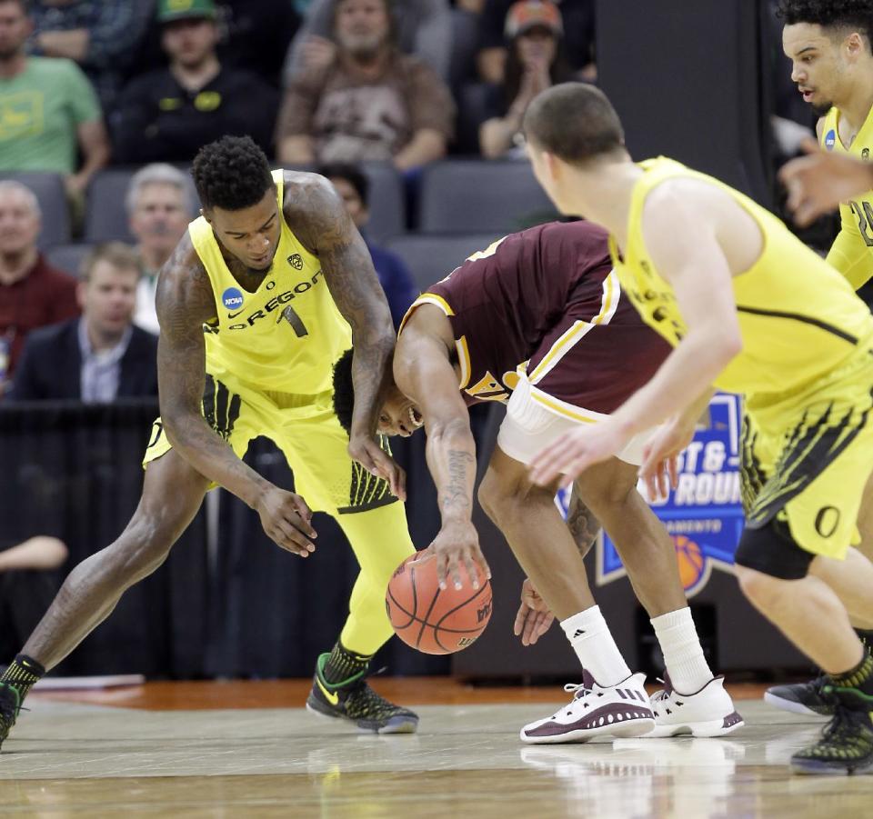 Oregon forward Jordan Bell, left, and Iona forward Jordan Washington scramble for the ball during the first half of a first-round game in the men's NCAA college basketball tournament Sacramento, Calif. Friday, March 17, 2017. (AP Photo/Rich Pedroncelli)