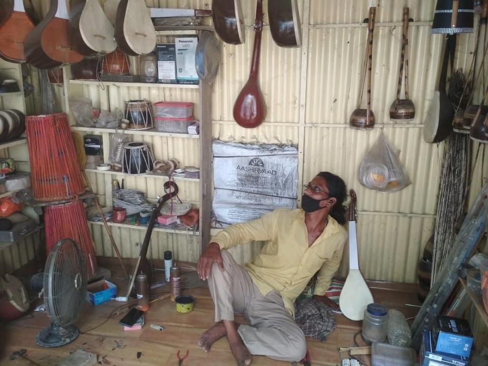 <div class="paragraphs"><p>Artisan selling musical instruments.</p></div>