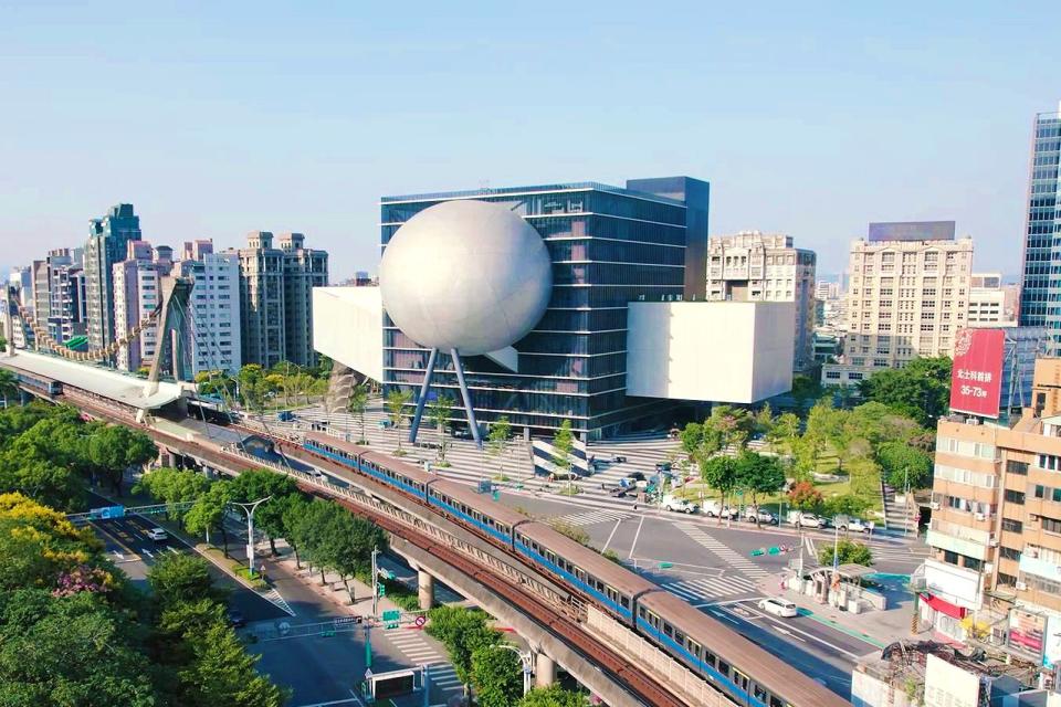 被CNN盛讚為世界8大創新建築的北藝中心，過去曾是大爛尾樓，2018年安倉接手救援、完成出漂亮一役，如今已是台北市士林的文藝地標。（安倉提供）