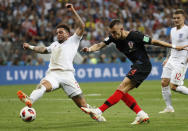 <p>Kyle Walker blocks a shot by Ivan Perisic </p>