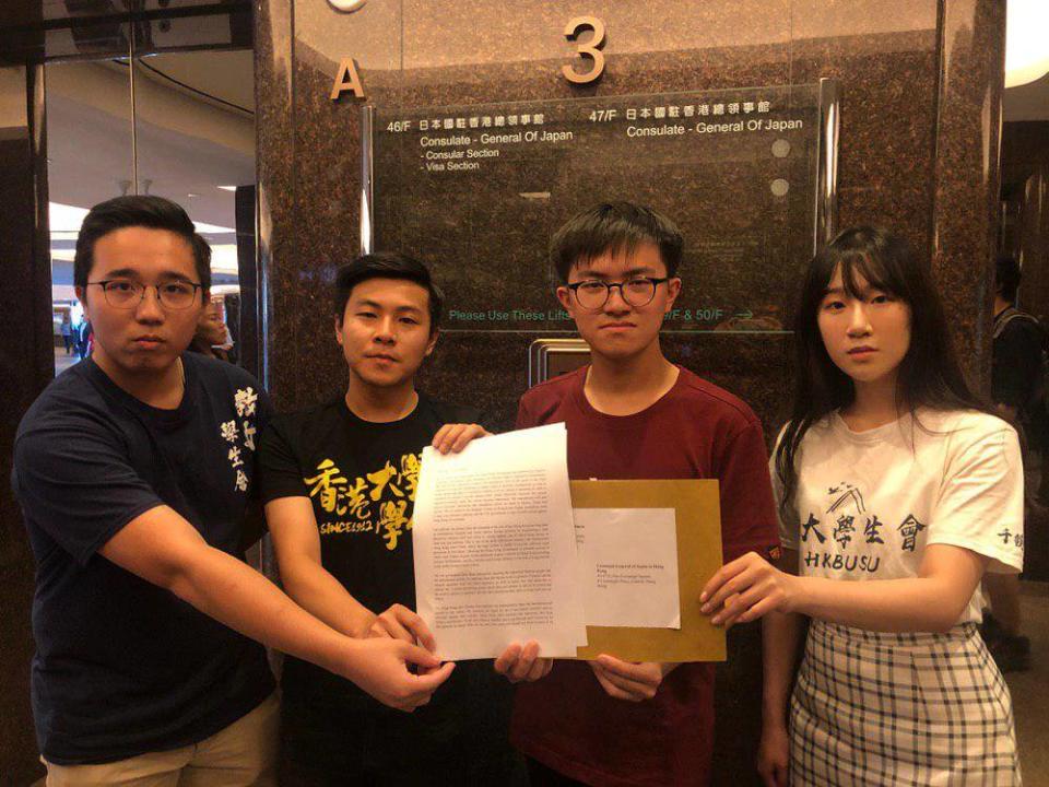 學生會會長梁耀霆(左一)昨晚遭拘捕，被警方拘留。   圖/翻攝自香港教育大學學生會臉書