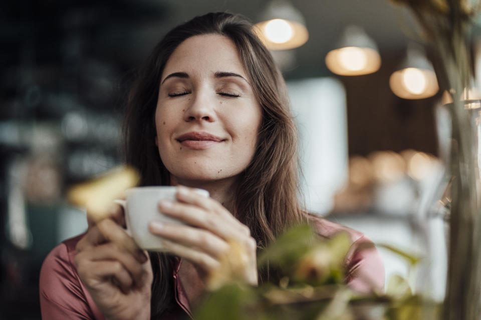 Invertir en una cafetera podría resultar más barato que comprar un café diario. Foto de Getty Images. 