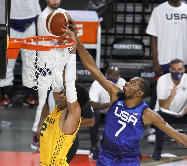 Kevin Durant bloquea el intento de Matisse Thybulle; Estados Unidos no levanta cabeza rumbo a Tokio