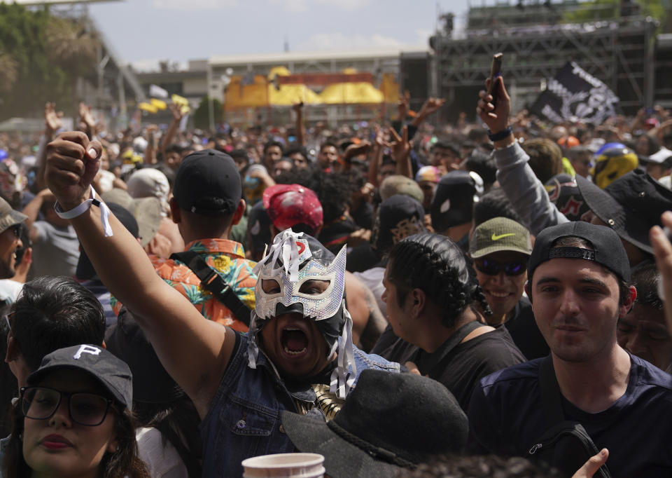 Fans de Lost Acapulco durante su presentación en el festival Vive Latino en la Ciudad de México el domingo 19 de marzo de 2023. (Foto AP/Fernando Llano)