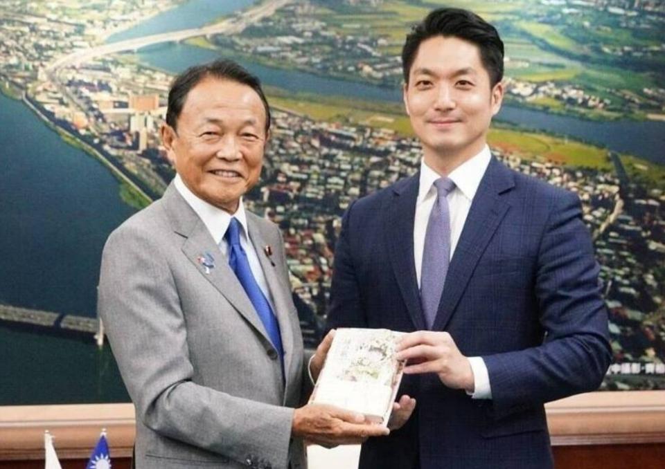 台北市長蔣萬安準備漫畫送給日本前首相麻生太郎。（圖：台北市政府提供）