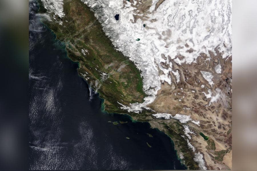 Impresionante vista desde el espacio de Baja California y California ¡en plena nevada!