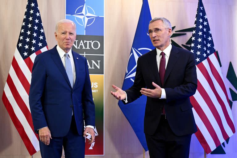 El secretario general de la OTAN, Jens Stoltenberg, y el presidente de EE.UU., Joe Biden, hacen una declaración antes de la reunión bilateral al margen de la Cumbre de la OTAN en Vilna, el 11 de julio de 2023.