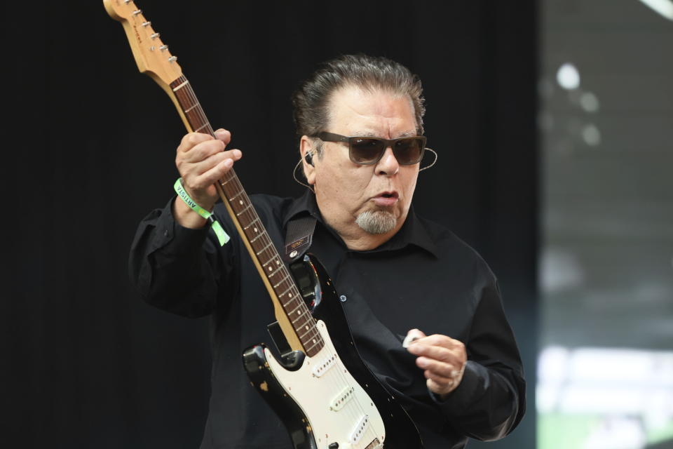 César Rosas guitarrista y vocalista de la banda mexico-estadounidense Los Lobos, durante su presentación en el Festival Vive Latino en la Ciudad de México el domingo 17 de marzo de 2024. (Foto AP/Ginnette Riquelme)