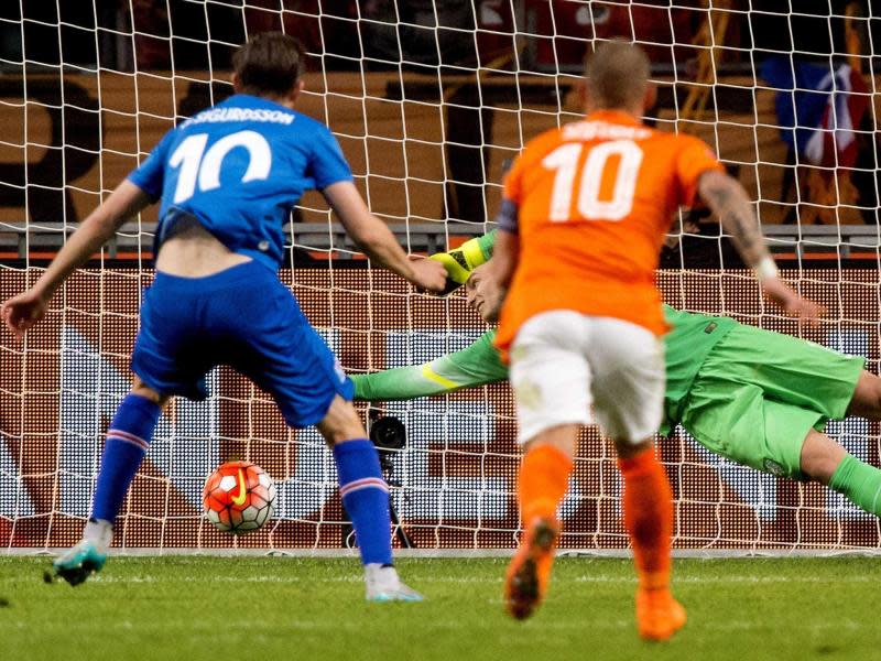 Islands Gylfi Thor Sigurdsson (l) traf per Foulelfmeter gegen die Niederlande. Foto: Koen Van Weel