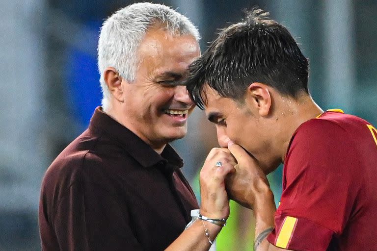 Paulo Dybala bromea con José Mourinho luego de ser reemplazado; hasta le besa la mano...