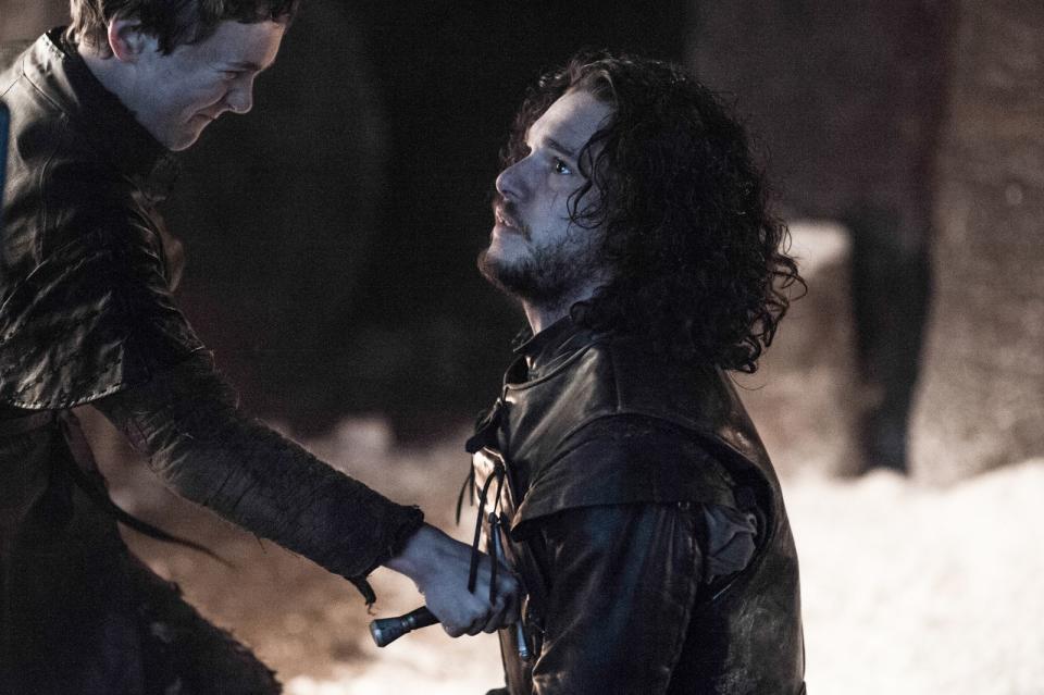 <p>Man war als "Game of Thrones"-Fan ja Kummer gewöhnt. Aber Jon Schnee (Kit Harington) abzustechen? Spinnt ihr? In der letzten Folge der fünften Staffel wurde der frisch gewählte Kommandant der Nachtwache und Held der Serie von seinen eigenen Männern erstochen - und in der zweiten Folge der sechsten Staffel magisch wiederbelebt. (Bild: Sky / HBO)</p> 