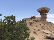 Camel Rock, una formación de arena en forma de camello, se ve en la entrada de Tesuque Pueblo, Nuevo México, el jueves 25 de enero del 2020. La tribu nativa estadounidense en el norte de Nuevo México abrió un estudio de cine en un antiguo casino. (AP Foto/ Russell Contreras)