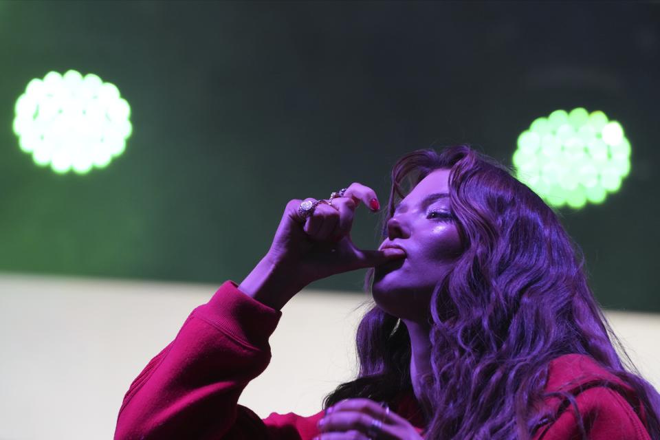 Bu Cuarón, de Inglaterra, durante su concierto en el Festival Tecate Emblema en la Ciudad de México el viernes 17 de mayo de 2024. (Foto AP/Fernando Llano)