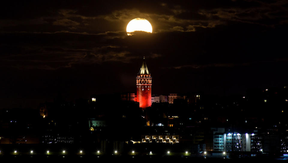 La superluna se ve sobre la histórica Torre Galata en Estambul, Turquía, en la mañana del 14 de noviembre de 2016. (REUTERS / Yagiz Karahan)