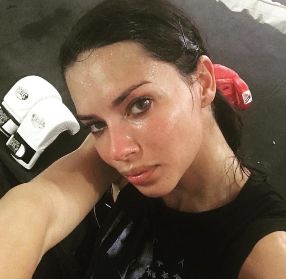 <p>Dass sich Topmodels auf Selfies nicht immer perfekt zurecht gemacht präsentieren, zeigte dieses Jahr Adriana Lima. Die Sportskanone ist begeisterter Boxfan und teilt auch gerne Selfies nach einem intensiven Workout. </p>