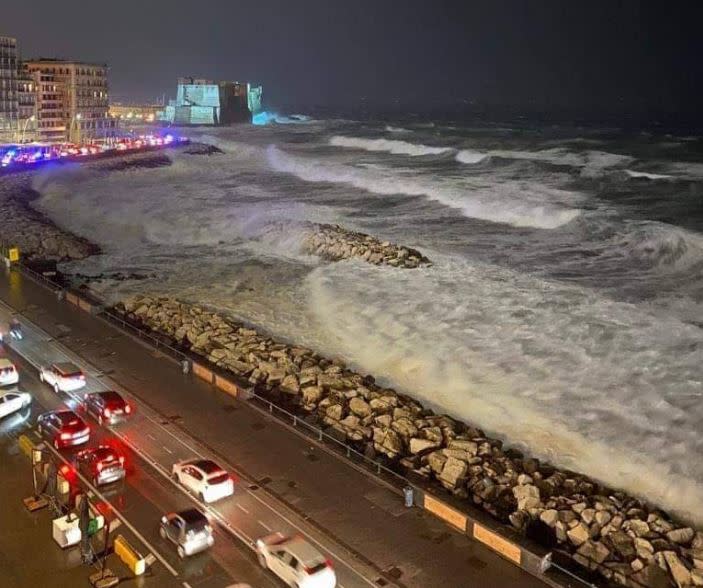 Mareggiata sul lungomare di Napoli (Twitter)