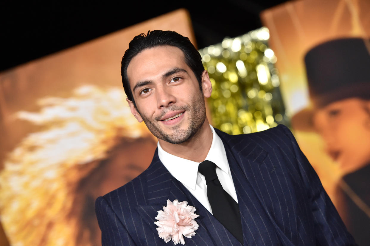 Diego Calva en su primera gran alfombra roja en Hollywood, que además es de la película que protagoniza con Margot Robbie y Brad Pitt: 'Babylon'  (Axelle/Bauer-Griffin/Getty Images)