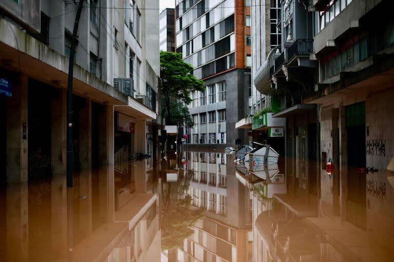 Una calle inundada en el centro histórico de Porto Alegre (Photo by Anselmo Cunha / AFP)
