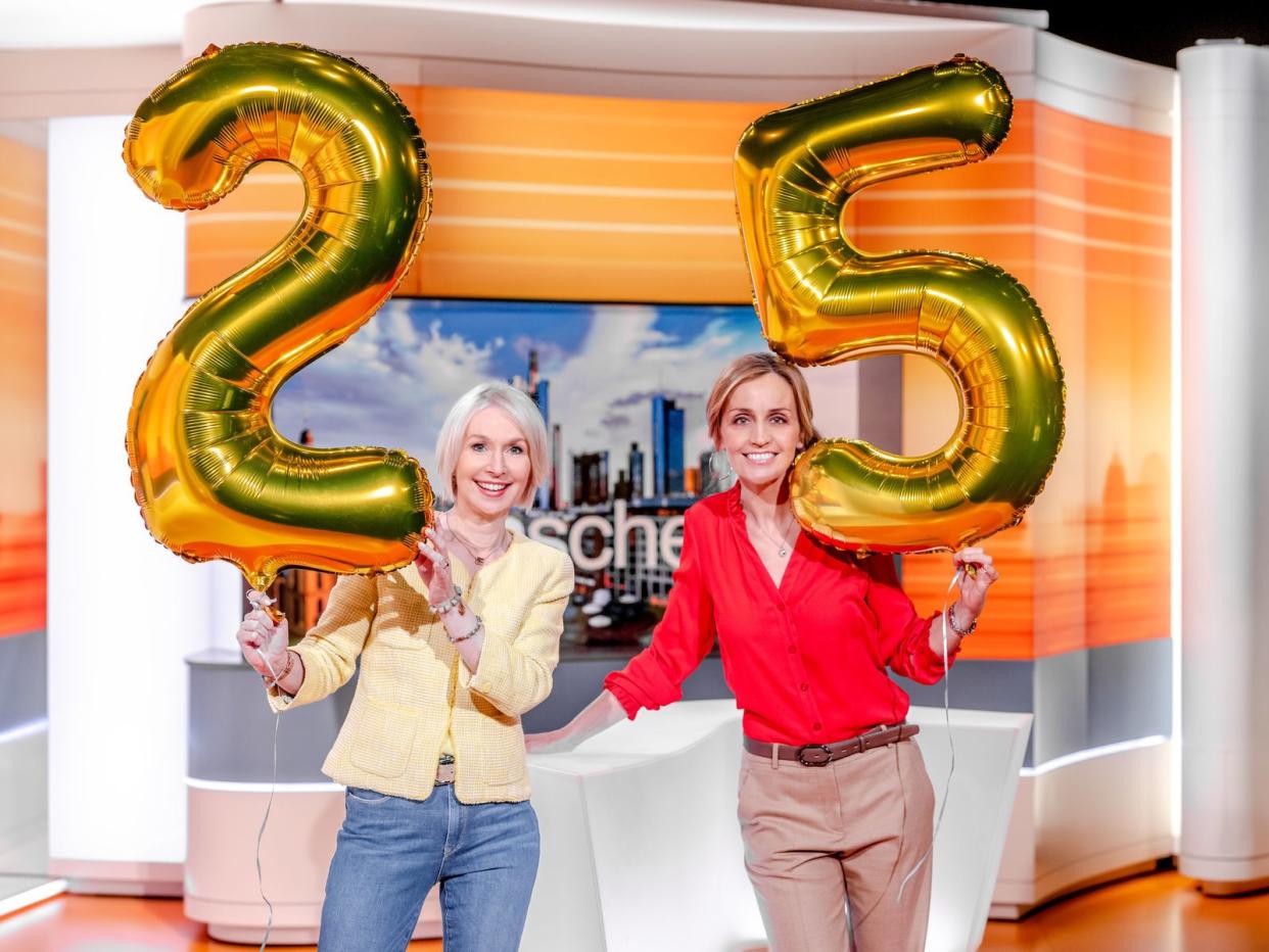 Die "drehscheibe" feiert Jubiläum: Anlässlich 25 Jahren auf Sendung stehen die Moderatorinnen Babette von Kienlin (links) und Sandra Maria Gronewald erstmals gemeinsam vor der Kamera im ZDF. (Bild: ZDF / Michael Braunschädel)