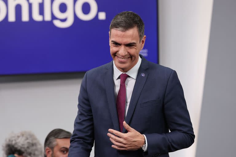 El primer ministro en funciones de España, Pedro Sánchez, se marcha después de pronunciar un discurso en el Palacio de La Moncloa en Madrid el 3 de octubre de 2023 tras reunirse con el rey Felipe VI como parte de las consultas destinadas a proponer un nuevo candidato a la investidura.