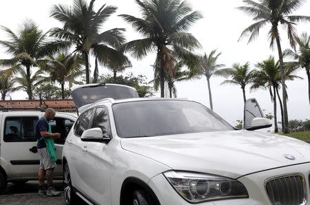 Alexander Costa sells food out of the trunk of a car in Rio de Janeiro, Brazil September 17, 2018. REUTERS/Ricardo Moraes