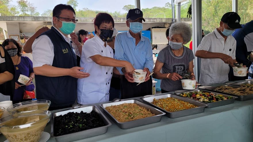 <p>上海的新住民吳明輝女士邀獨居老人品嚐家鄉美味。（圖／移民署提供）</p>
