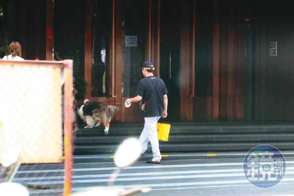 15：53 ，鹿希派牽著盧鼎惠的愛犬回到住家，就再也沒出門。