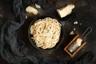 Pasta mit Käse = leere Kohlenhydrate plus Fett. Peppe diese Speise zumindest mit Gemüse auf oder aber ersetze sie ab und zu durch eine weit gesündere Alternative ... (Bild: iStock / Karisssa)