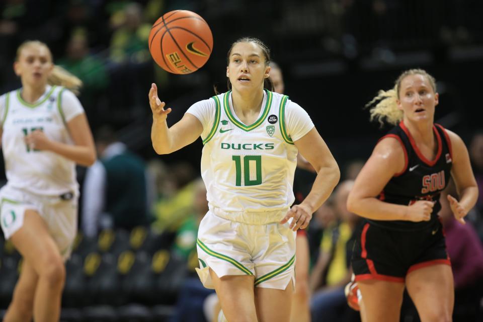 Oregon’s Peyton Scott, center, brings the ball down court after a steal against Southern Oregon during an exhibition game at Matthew Knight Arena Oct. 29, 2023 in Eugene, Oregon.