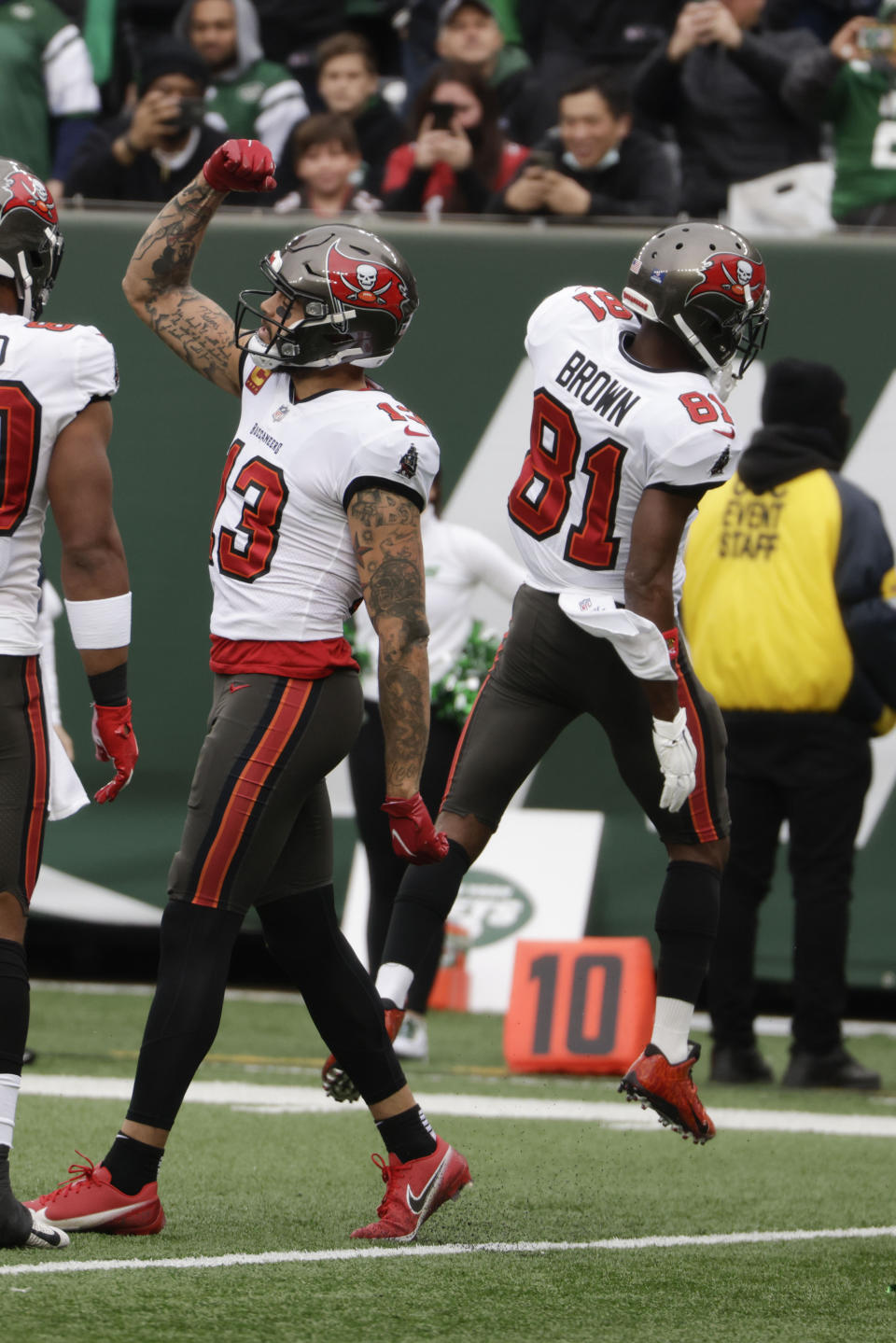 Tampa Bay Buccaneers' Mike Evans, left, celebrates his touchdown with Antonio Brown (81) during the first half of an NFL football game against the New York Jets, Sunday, Jan. 2, 2022, in East Rutherford, N.J. (AP Photo/Corey Sipkin)