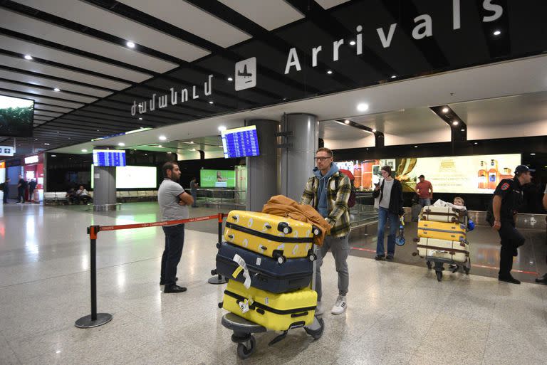 Los rusos llegan al aeropuerto Zvartnots de Ereván el 21 de septiembre de 2022