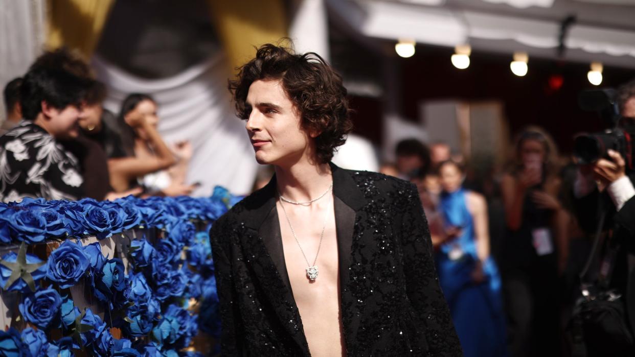  Timothée Chalamet shows off a necklace on the red carpet at the 2022 Oscars. 