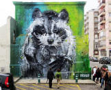 Esta obra de un mapache en tres dimensiones sobre la fachada de un edificio de Lisboa está realizada con desechos. Se trata de uno de los trabajos del artista Bordalo II. (Foto: Bordalo II).