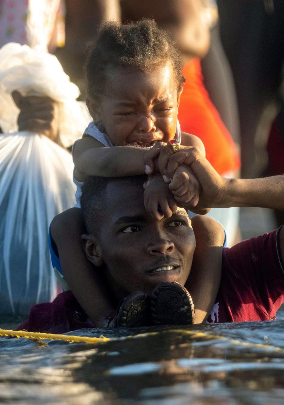 <p><strong>Osvaldo Chacón</strong>, un joven artista mexicano, se conmovió ante esta crisis humanitaria y pintó un cuadro de los inmigrantes haitianos cruzando el Río Grande con sus hijos a cuesta. El desolador panorama parece no tener solución inmediata. </p>