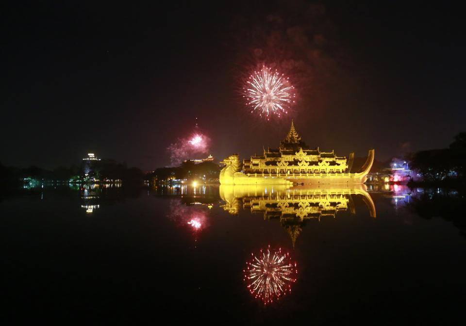 Fireworks explode in the skies above Kayawait palace hotel as people usher in the new year during a 2014 new year's count down party in Yangon, January 1, 2014. REUTERS/Soe Zeya Tun (MYANMAR - Tags: SOCIETY ANNIVERSARY)