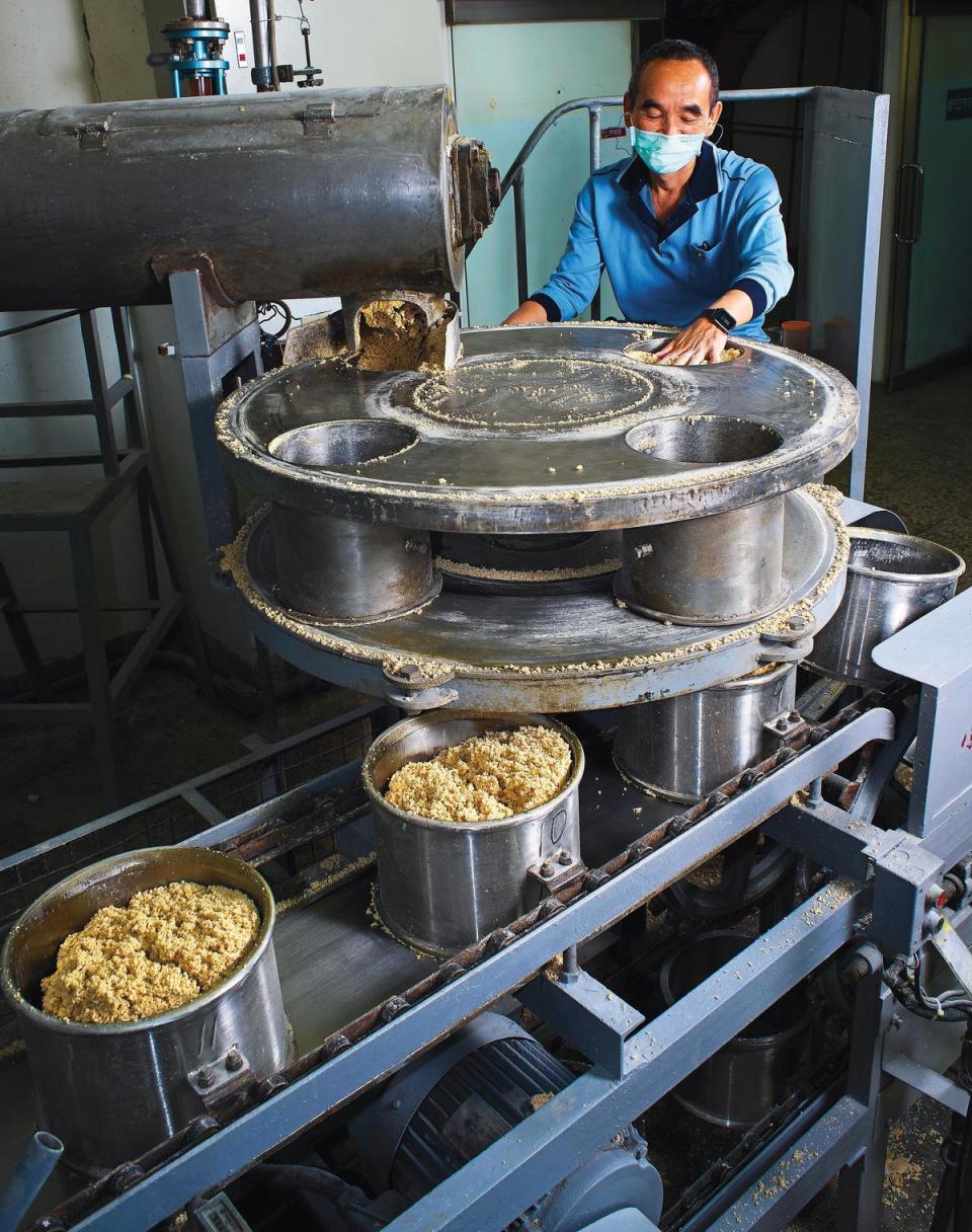 固態製程　嘉義酒廠自1981年遷廠開始，就使用固態製麴的工法，從未停過。有的酒廠麴餅會製成圓形，有的則壓製成方形，其壓製的形狀也會影響日後風味。