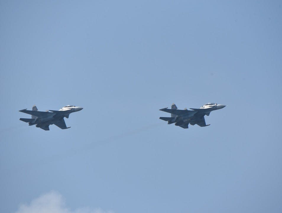 Russian fighter jets harassing the Dutch frigate HNLMS Eversten