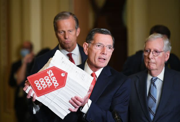 Republicans, led by Senate Minority Leader Mitch McConnell (R-Ky.), right, are refusing to vote to raise the debt ceiling. (Photo: MANDEL NGAN via Getty Images)