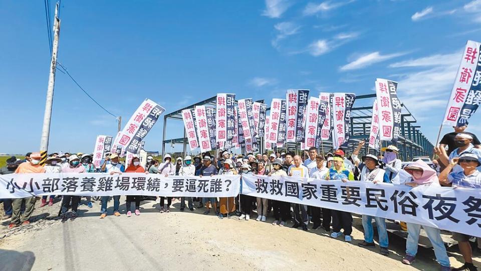 反對養雞場的台南市東山區吉貝耍居民，21日頭綁「抗議」布條前往養雞場預定地，揚言將誓死抗爭到底。（張毓翎攝）